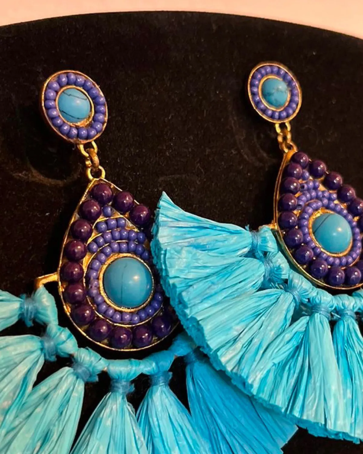 Boucles d’oreilles artisanales à pompons de raphia turquoise et perles bleues