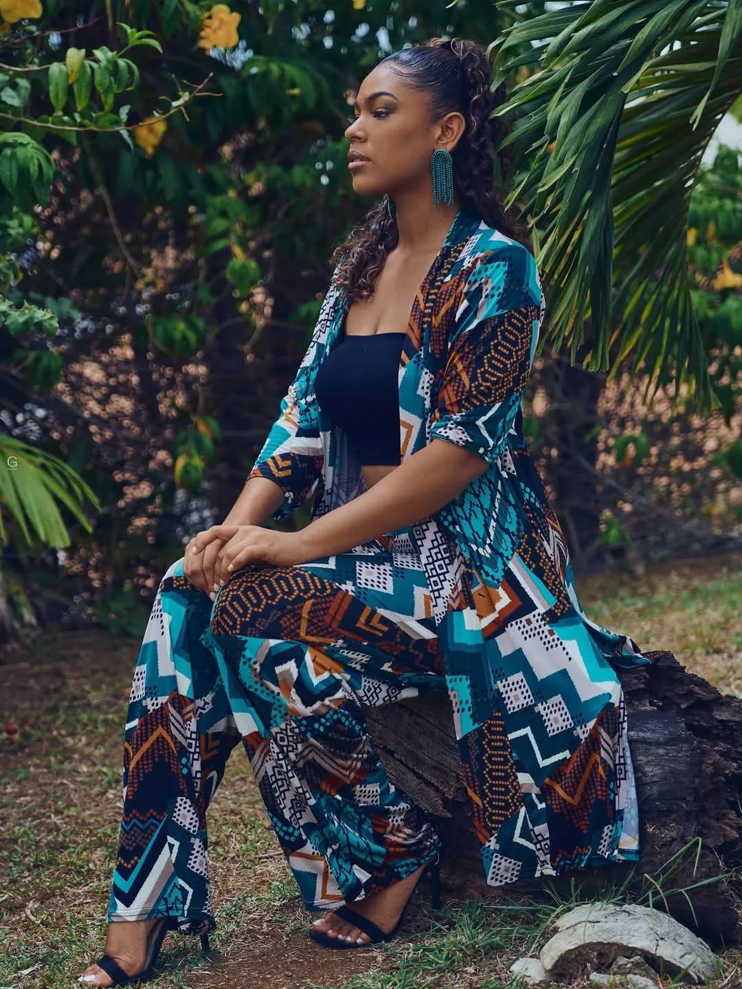 Ensemble long imprimé bleu et ocre avec pantalon large, porté en Guadeloupe