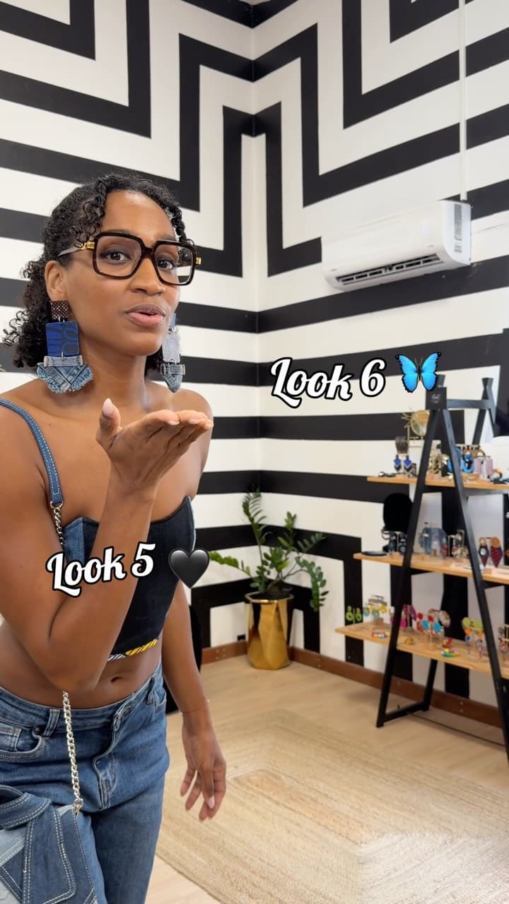 Bustier en jean et boucles d’oreilles en denim, présentés dans la boutique de Jarry