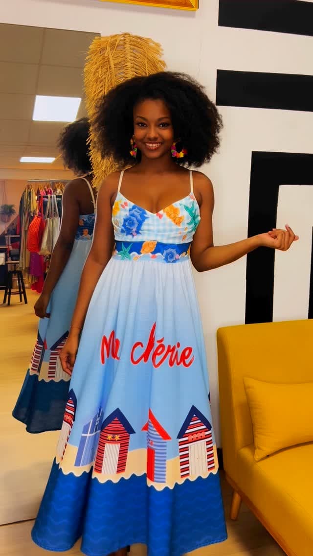 Robe longue bleue à imprimé cabines de plage, essayée dans la boutique de Jarry