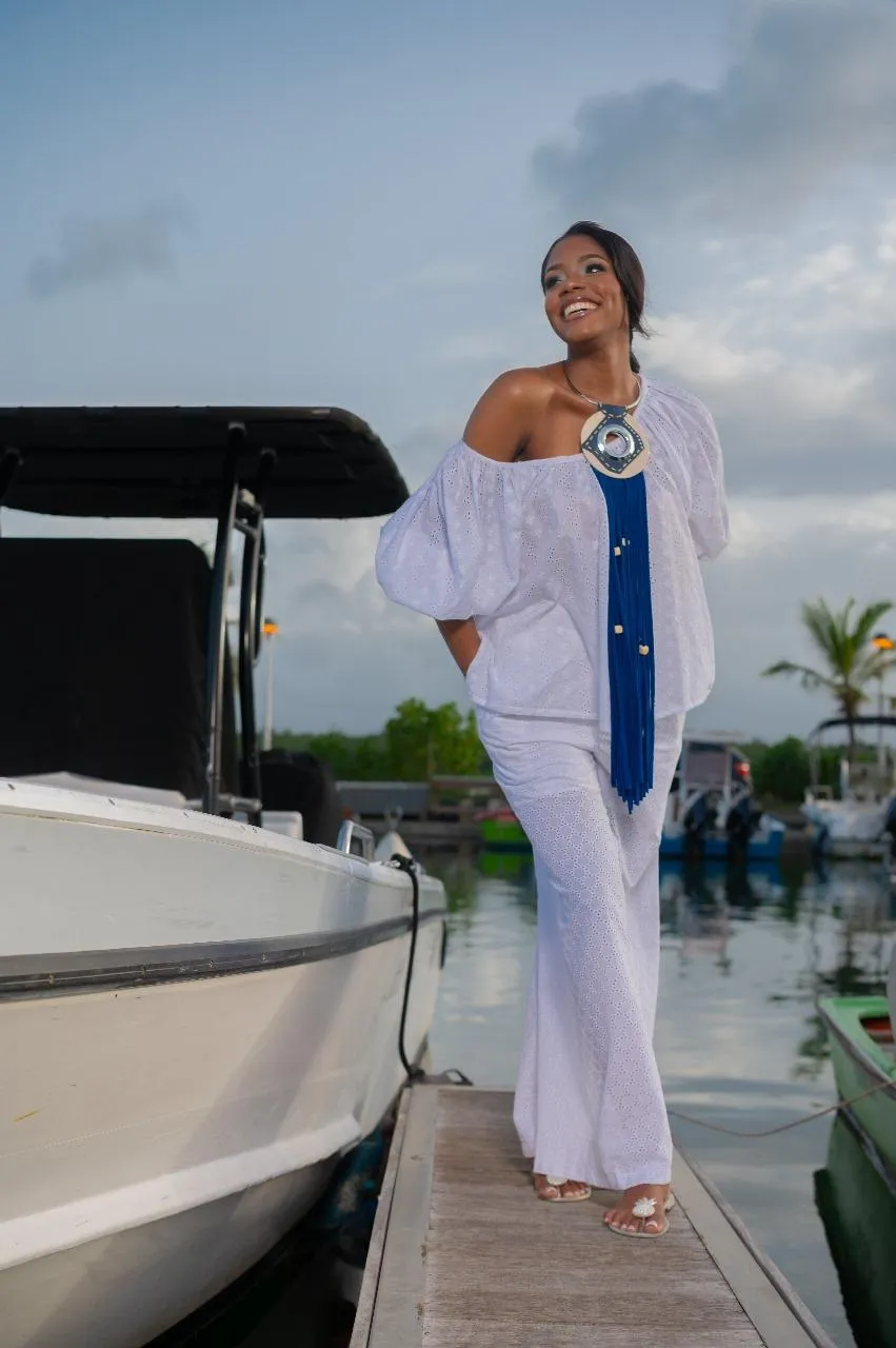 Total look blanc en broderie anglaise porté sur un ponton en Guadeloupe