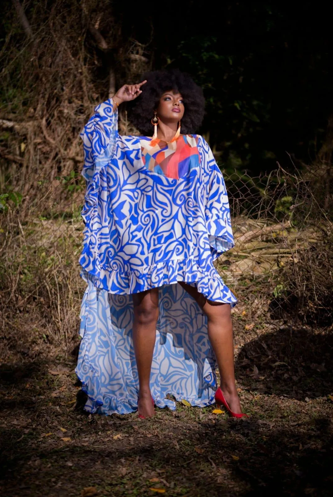 Robe imprimée bleue et blanche à volants portée en extérieur en Guadeloupe